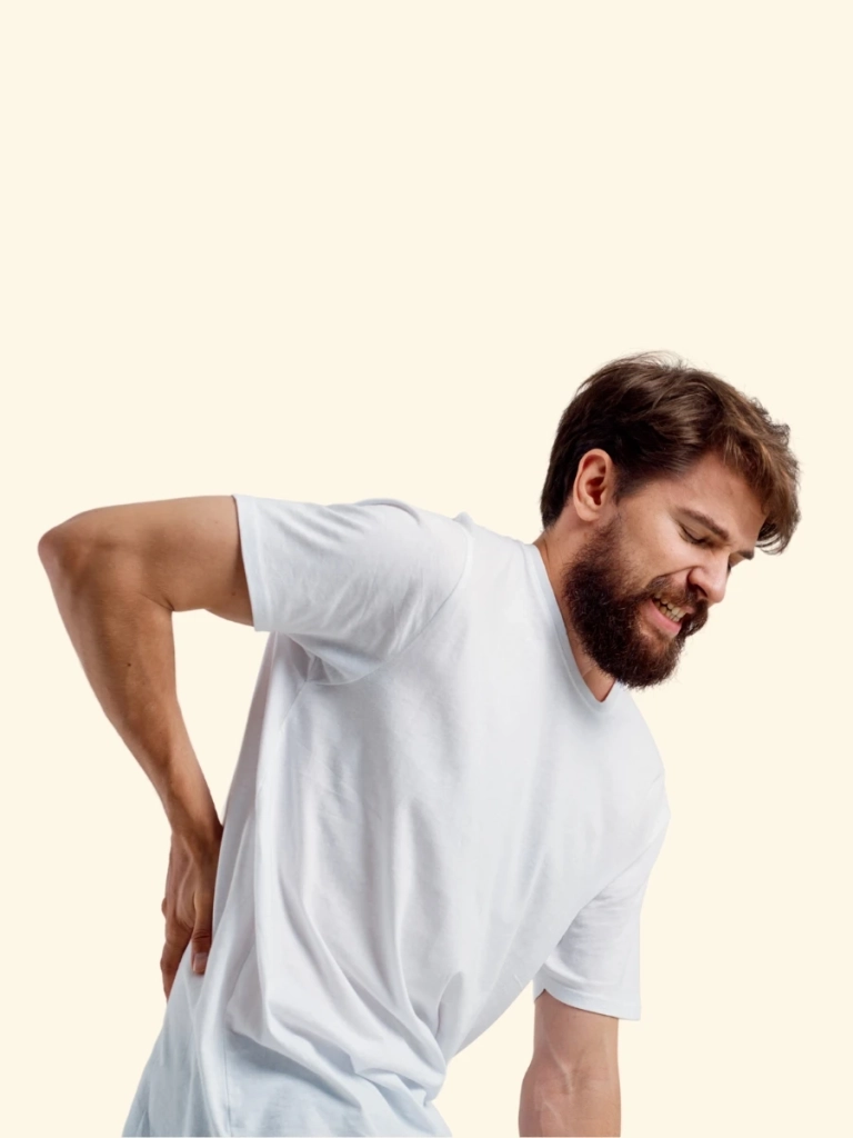 Homme qui a besoin d'un ostéopathe en urgence à Marrakech